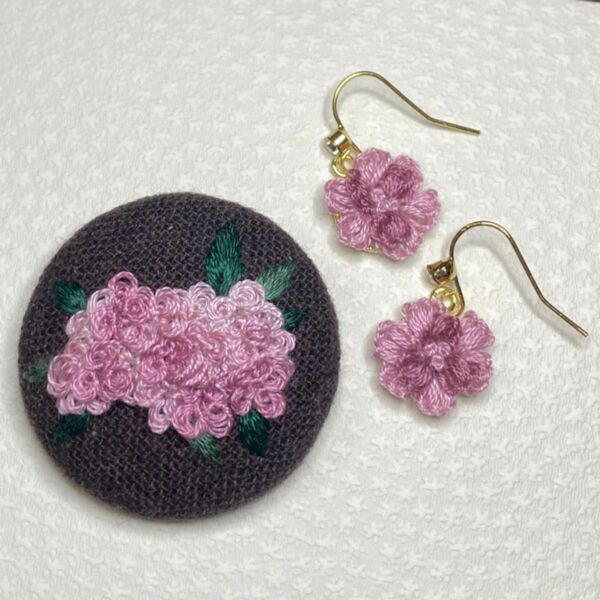 刺繍ブローチとイヤリング/ピアスのセット　ピンク色系濃淡お花　ハンドメイド