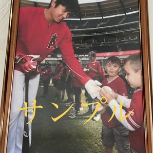 大谷翔平　A4写真　他にも多数出品していますので是非ご覧下さい！　子供達にサインをする微笑ましい大谷選手　フレームピンクゴールド