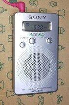 SRF-M807 ソニー 受信確認済 完動品 ワイドFM AM FM ラジオ 通勤 防災 ジョギング 散歩 競馬 登山 通院 ハイキング サイクリング 311942_画像2