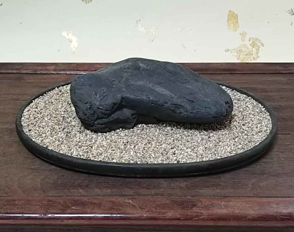 水石ウブ石鴨川真黒石「土坡形石」 幅162 x 高さ50 x 奥行100mm 重さ