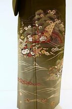 【着物フィ】美品 色留袖 抹茶色 染抜き 三ツ紋 縮緬　宝尽くし　鶴 金彩加工 身丈156cm 袷 フォーマル着物 仕立て上がり 正絹　m-4257_画像2