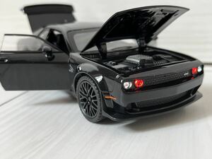 《新品》1:32 DODGE Challenger ミニカー