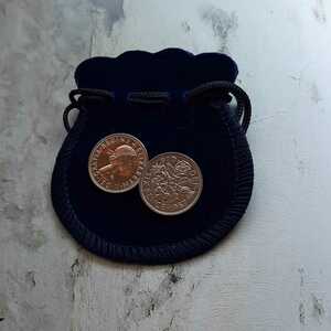 アンティーク イギリス 英国ラッキー6ペンスコイン 2枚 ミニバッグエリザベス女王 本物 ブリティッシュ 幸せシックスペンス コイン