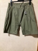 【美品】　GU　ハーフパンツ　カーキ　Mサイズ　未使用_画像1