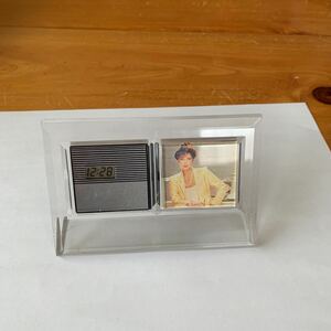 クリアスタンド 時計 置時計 写真立て カレンダー 動作確認済み 電池なし 1981 昭和レトロ 中古品 美品 送料無料