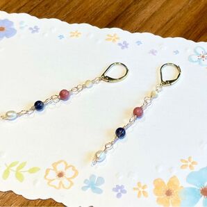 いつでも一緒、うちの子色の天然石ピアス 〜アキクサインコ〜