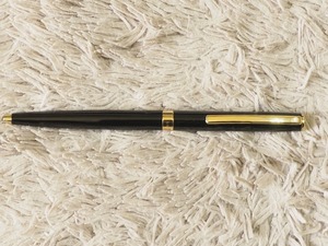 シェーファー　サガリス　ボールペン　黒の軸、一部ゴールド色