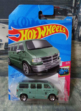 レビューで送料無料】 ホットウィール 70 DODGE VAN 2台 TRADESMAN