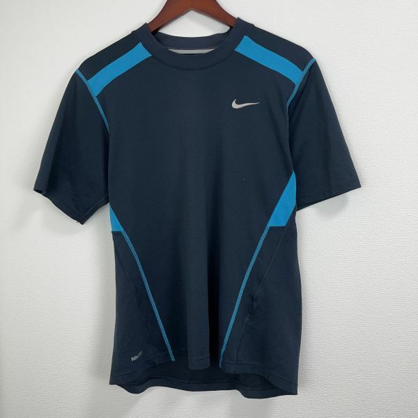 NIKE ナイキ メンズ 半袖 トップス スポーツ ウェア Tシャツ NikeFIT ナイキフィット 機能素材 ネイビー ブルー ロゴ ワンポイント 丸首