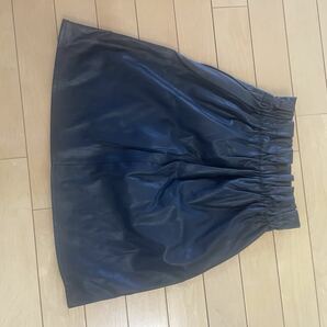 【ほぼ新品・美品・値下げしました】GU ジーユー フェイクレザーフレアースカート 150cmの画像3