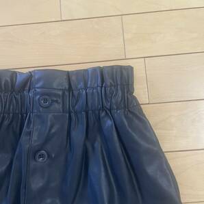 【ほぼ新品・美品・値下げしました】GU ジーユー フェイクレザーフレアースカート 150cmの画像2