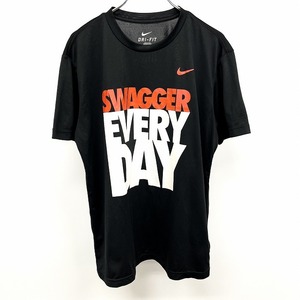 ナイキ NIKE Tシャツ カットソー プリント ロゴ 文字 英字 『SWAGGER EVERY DAY』 丸首 クルーネック 半袖 ポリ100% L ブラック 黒 メンズ