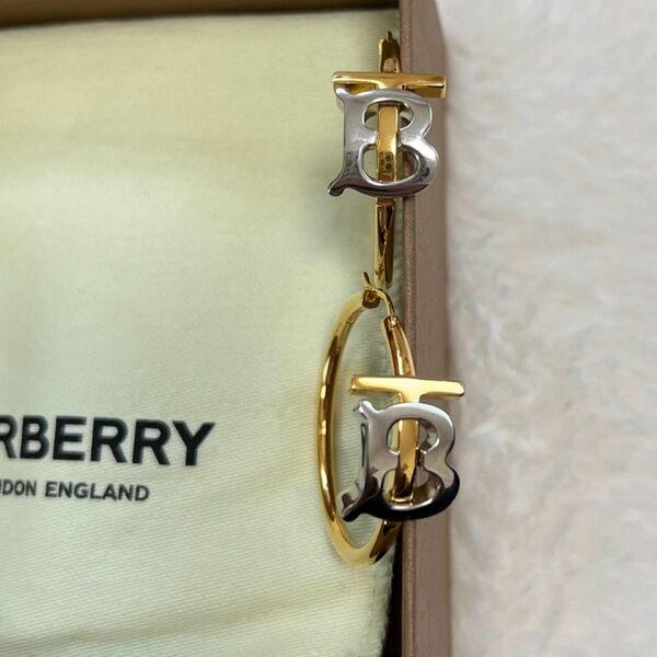 Burberry フープ　ピアス　ロゴ　シルバー　ゴールド