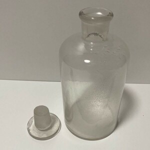 老舗酒造蔵出し その３戦前『共栓容器』硝子瓶 ガラス 瓶 容器 保存瓶 蓋付き 気泡入り 花入れ インテリア 薬瓶 実験瓶 古道具