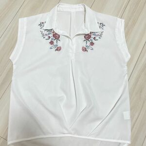 ノースリーブブラウス　スキッパーシャツ　白シャツ　ブラウス　花柄　刺繍