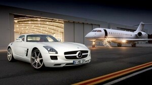 Art hand Auction Mercedes Benz SLS 63 AMG & Private Jet Painting Style Wallpaper Poster Wide Version 1024 x 576mm Removable Sticker 010S1, antique, collection, vehicle, car