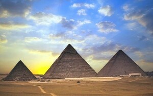 ギザの三大ピラミッドと朝陽 古代エジプト 世界遺産 ピラミッドパワー 絵画風 壁紙ポスター ワイド版 603×376mm はがせるシール式 009W2