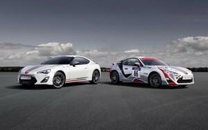 トヨタ GT86 Cup Edition & CS-V3 2013年 ハチロク 絵画風 壁紙ポスター ワイド版921×576mm （はがせるシール式） 005W1