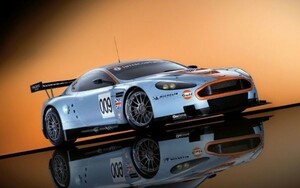 アストンマーティン DBR9 #009 ホワイト ル・マン 2008年 絵画風 壁紙ポスター 特大ワイド版921×576mm（はがせるシール式）001W1