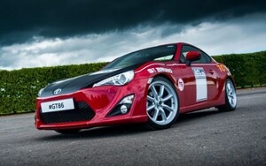 トヨタ GT86 Ove Andersson 1600GT 2015年 86GT ハチロク 壁紙ポスター ワイド版921×576mm （はがせるシール式） 003W1