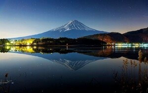 Art hand Auction 星空の逆さ富士 富士山 夜景 河口湖 鏡面の湖畔 絵画風 壁紙ポスター 特大ワイド版921×576mm(はがせるシール式)024W1, 印刷物, ポスター, その他