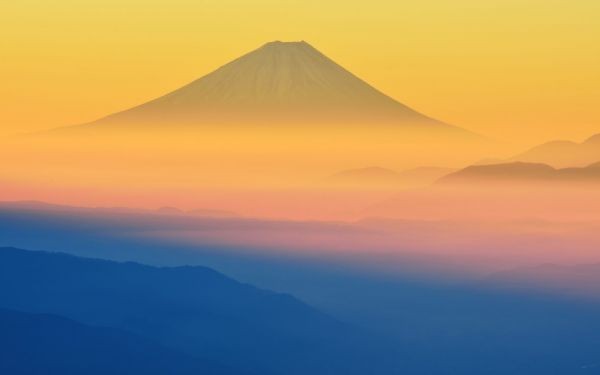 Goldener Fuji - Der Fuji bei Sonnenaufgang und ein Meer aus Nebelwolken - Tapetenplakat im Malereistil - Extragroße breite Version 921 x 576 mm - Abziehbarer Aufkleber Typ 037W1, Gedruckte Materialien, Poster, Andere