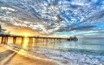 波 夕陽の桟橋と波 幻想的な雲 ビーチ カリブ海 癒し 壁紙ポスター ワイド版603×376mm （はがせるシール式）003W2_画像1