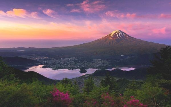 夜明けの富士山と河口湖畔 赤富士 朝焼け 朝日 絵画風 壁紙ポスター 特大ワイド版921×576mm(はがせるシール式)032W1, 印刷物, ポスター, 科学, 自然