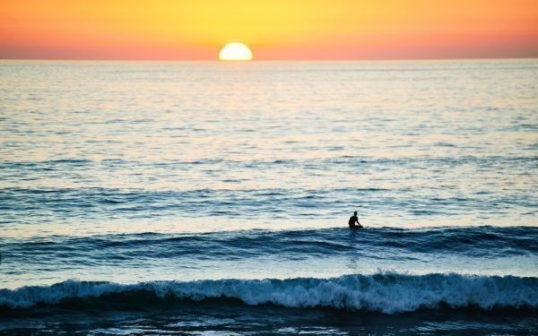 日出与冲浪者的剪影 夏威夷的海洋与海浪 冲浪 海洋 绘画风格 壁纸海报 超大宽版 921 x 576 毫米 可剥离贴纸类型 021W1, 印刷材料, 海报, 其他的