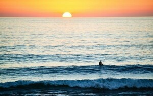 Art hand Auction Sonnenaufgang und Silhouette eines Surfers Hawaiis Ozean und Wellen Surfen Ozean Malstil Tapetenplakat Extra große breite Version 921 x 576 mm Abziehbarer Aufkleber Typ 021W1, Gedruckte Materialien, Poster, Andere