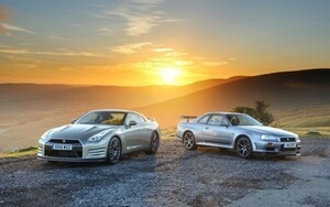 Art hand Auction Nissan GT-R R34 & R35 Two-shot with Sunset Nissan Painting-style Wallpaper Poster Extra-large Wide Version 921 x 576 mm (type d'autocollant amovible) 001W1, Biens liés à l'automobile, Par constructeur automobile, Nissan