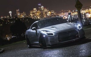 Art hand Auction 日産 GT-R 前期型 2007年 ブラック with NY夜景 ニッサン 絵画風 壁紙ポスター 特大ワイド版921×576mm(はがせるシール式)022W1, 自動車関連グッズ, 自動車メーカー別, 日産