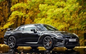 Art hand Auction 日産 GT-R R35 中期型 2012年 ブラック with 紅葉 黄葉 ニッサン 絵画風 壁紙ポスター 特大ワイド版921×576mm(はがせるシール式)026W1, 自動車関連グッズ, 自動車メーカー別, 日産