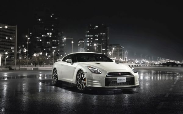 Nissan GT-R R35 Mid-Term 2011 Weißes Nachtansicht-Tapetenposter im Nissan-Gemäldestil, extragroße breite Version 921 x 576 mm (abziehbarer Aufklebertyp) 028W1, Automobilbezogene Waren, Vom Autohersteller, Nissan