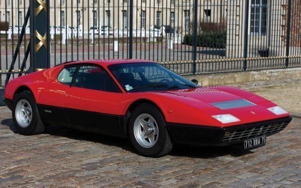 Знаменитый автомобиль Ferrari 365 GT4 BB 1973 Berlinetta Boxer Обои в стиле рисования постер Очень большая широкая версия 921 x 576 мм (тип отклеиваемой наклейки) 001W1, Товары автомобильной тематики, По производителю автомобиля, Феррари