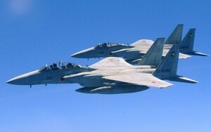 航空自衛隊 F-15DJ(複座型) & F-15J(単座型) イーグル 戦闘機 絵画風 壁紙ポスター 特大ワイド版 921×576mm （はがせるシール式） 006W1