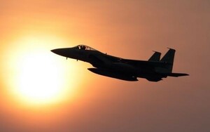 航空自衛隊 戦闘機 F-15J イーグル 夕陽 シルエット JASDF 空自 絵画風 壁紙ポスター 特大ワイド版 921×576mm （はがせるシール式） 008W1