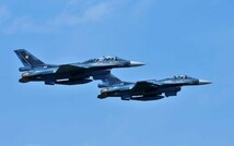 航空自衛隊 F-2 支援戦闘機 F-2A & F-2B 平成の零戦 バイパーゼロ 壁紙ポスター 特大ワイド版 921×576mm （はがせるシール式） 012W1_画像1