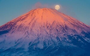 赤富士 夕焼けの富士山と山頂のスーパームーン 満月 月 絵画風 壁紙ポスター ワイド版603×376mm（はがせるシール式）036W2