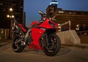 ヤマハ YZF-R1 7代目 2012年 レッド バイク 壁紙ポスター 特大A1版 830×585mm（はがせるシール式）001A1