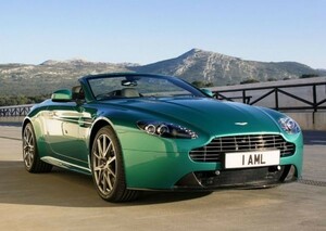 Art hand Auction Aston Martin V8 Vantage Green 2011 Papier peint de style peinture très grand format A1 830 x 585 mm (type d'autocollant amovible) 001A1, antique, collection, véhicule, voiture