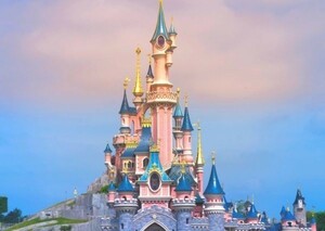 Art hand Auction Póster de papel pintado estilo pintura del Castillo de Cenicienta de Disneyland París, versión A1, 830 x 585 mm (tipo adhesivo despegable) 009A1, antiguo, recopilación, Disney, otros