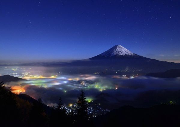 星空の富士山と夜の雲海 湖畔の夜景 霧 絵画風 壁紙ポスター 特大 A1版 830×585mm はがせるシール式 042A1, 印刷物, ポスター, 科学, 自然