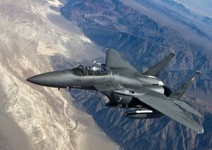 戦闘機 F-15E ストライクイーグル 米空軍 ボーイング ミリタリー 絵画風 壁紙ポスター 特大A1版830×585mm はがせるシール式 001A1