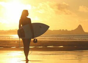 日の出の女性サーファー シルエット ビーチ サーフィン 絵画風 壁紙ポスター A2版 594×420mm（はがせるシール式） 009A2