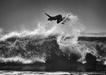 サーフィン ジャンプ 波 海 サーファー モノクロ 絵画風 新素材壁紙ポスター A2版 594×420mm（はがせるシール式）017A2_画像1
