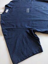 UNIVERSAL PRODUCTS ＋N メンズ3 ユニバーサルプロダクツ ＋ノリタケ コラボ クルーネック ロゴ刺繍 半袖Tシャツ L相当 ネイビー_画像3