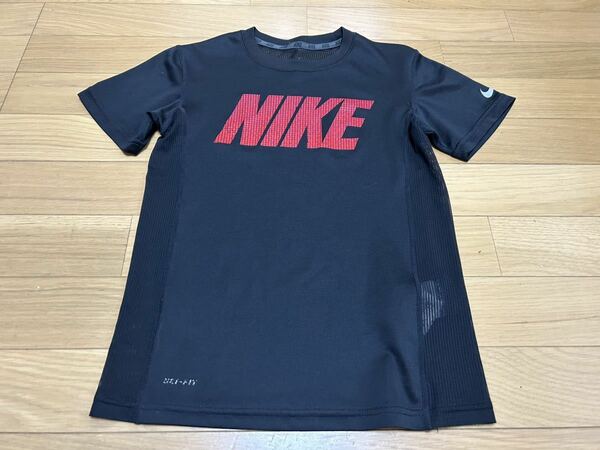 ナイキ 半袖Tシャツ 140センチ トップス　キッズジュニア　男の子男子　スポーツ　NIKE ロゴ