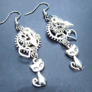 Art hand Auction Boucles d'oreilles argent antique style steampunk combinant chat et engrenages de différentes tailles Aiguilles d'horloge Coeur Chirurgical disponible, Fait main, Accessoires (pour femmes), des boucles d'oreilles, des boucles d'oreilles