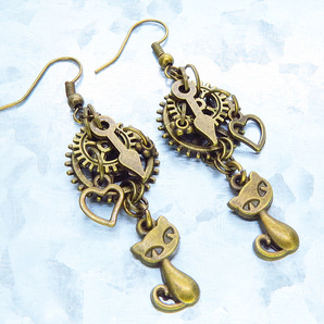 アンティークゴールド 猫と異なる大きさの歯車を組合せたスチームパンク風ピアス 時計の針 ハート